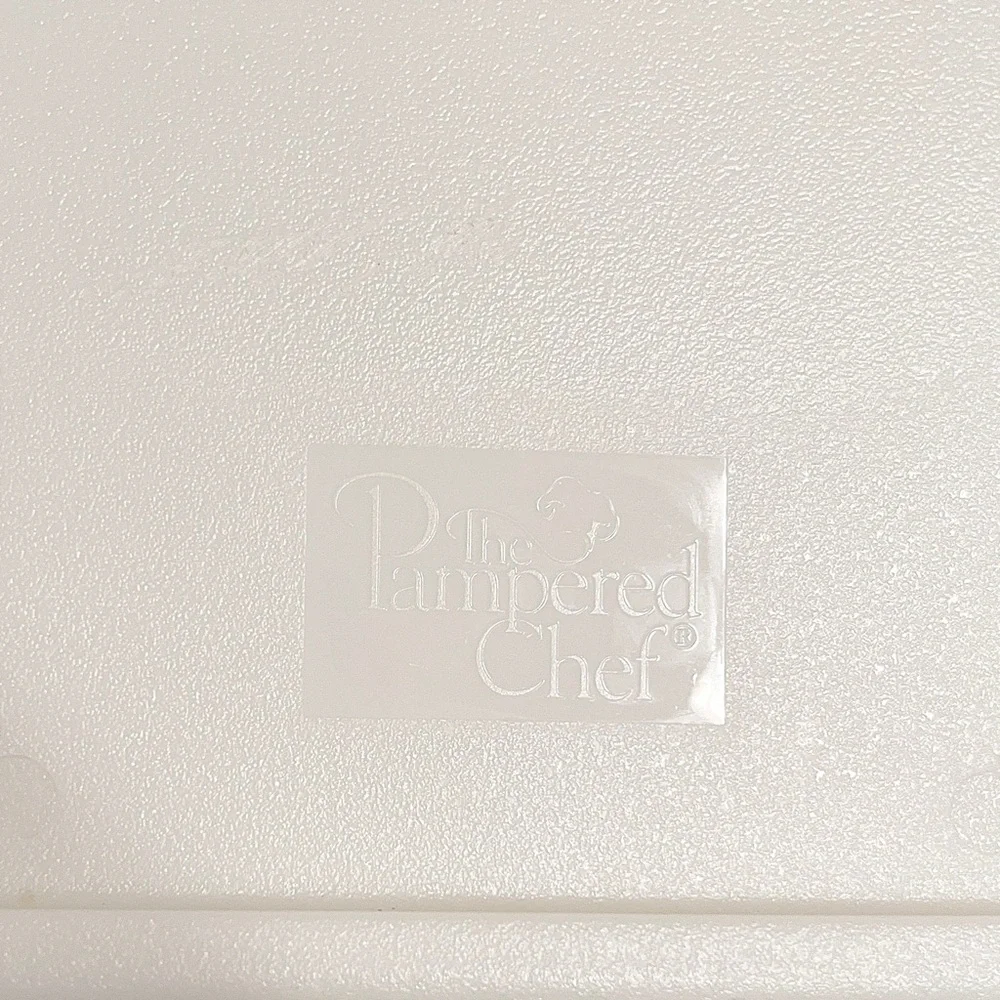 The Pampered Chef Cut & Measure White Cutting Board Snap In Clear Measuring Cups